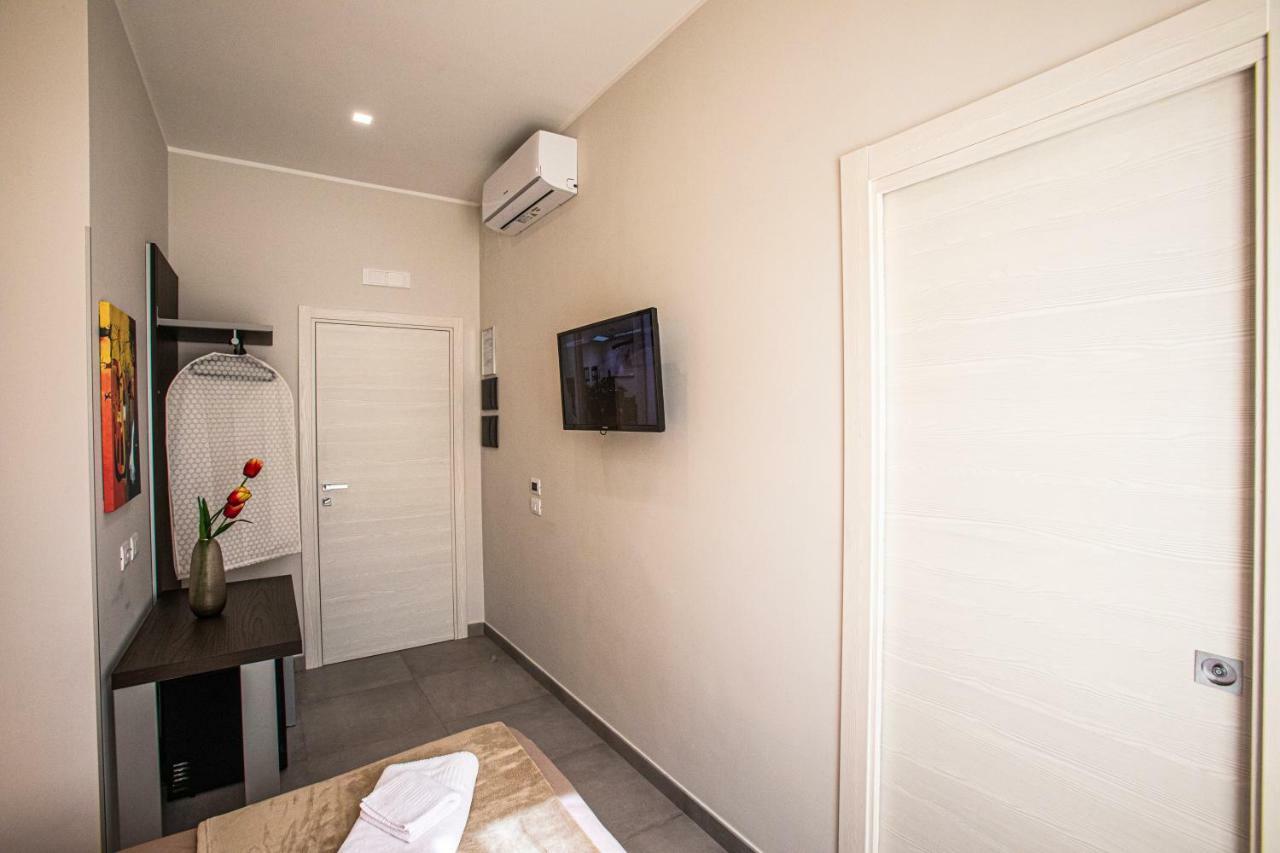 Garibaldi 136 Hotel Наполи Екстериор снимка
